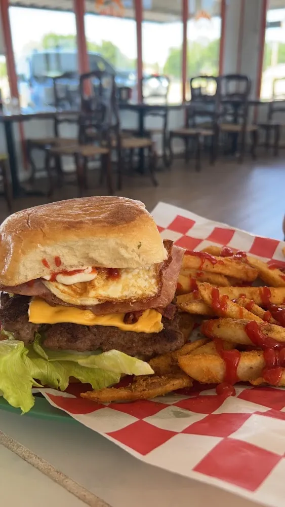 Hamburguesa Con Papas Con Un Sabor Estilo Mexicano